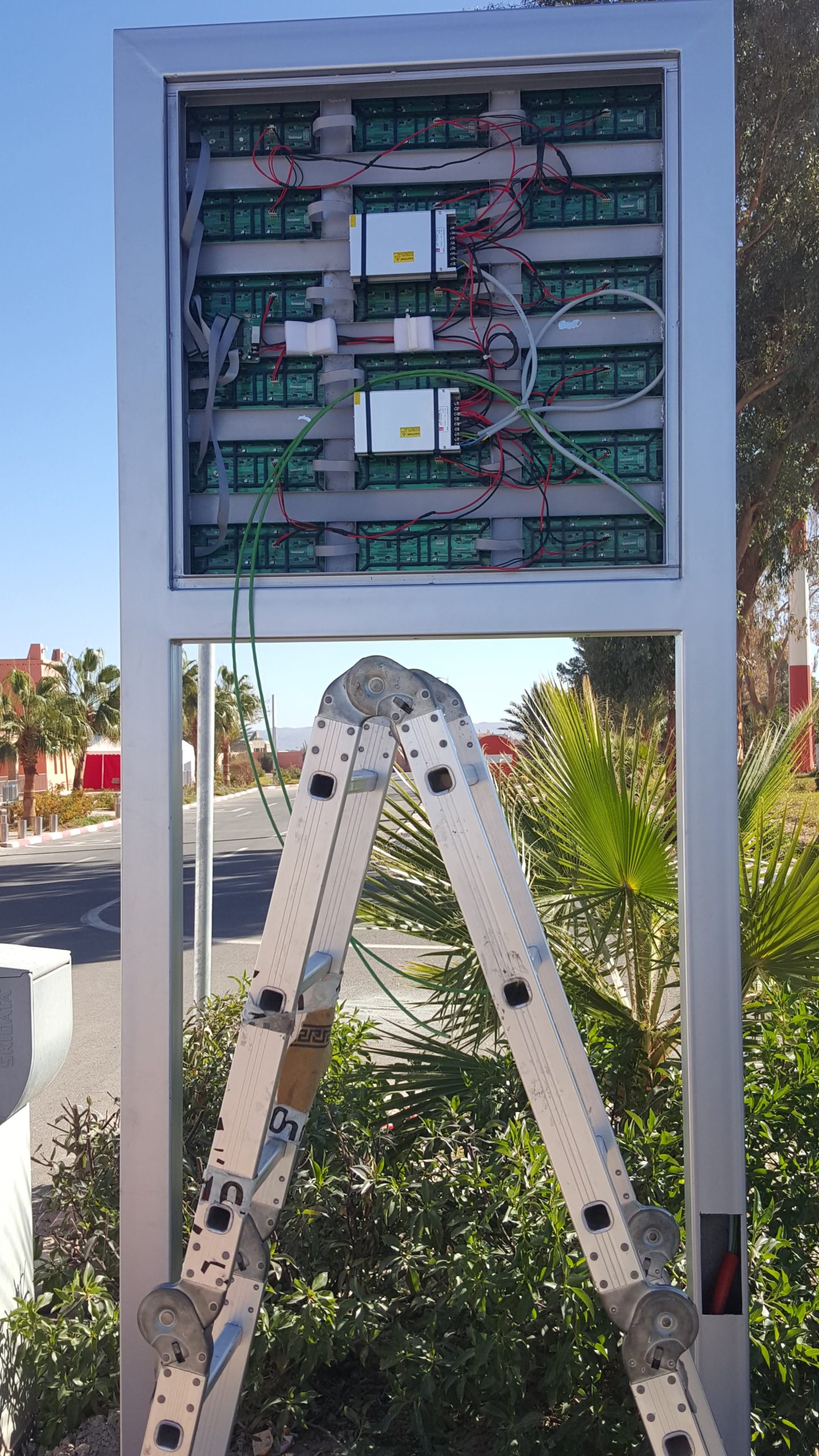 Totem publicitaire 12 20171223 123000 scaled