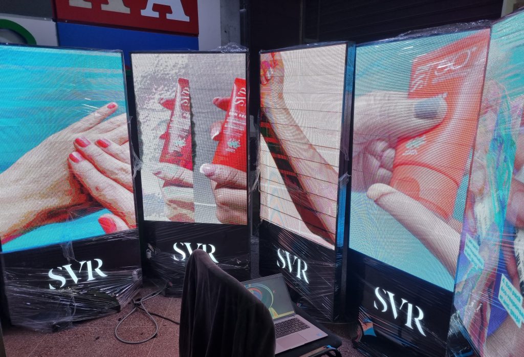 Ecran led vitrine 15 20250308 164627 1