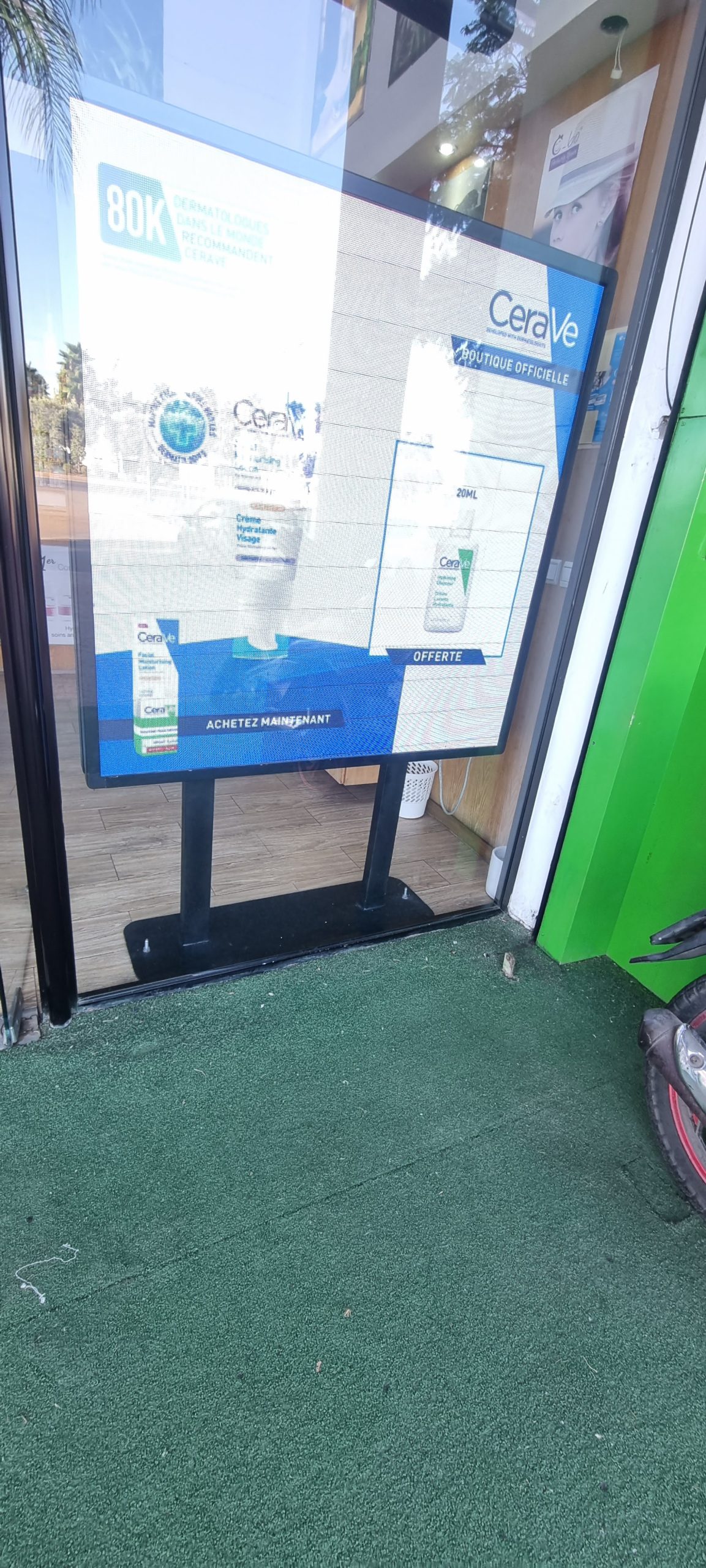 Ecran led vitrine 10 20250915 175946 scaled