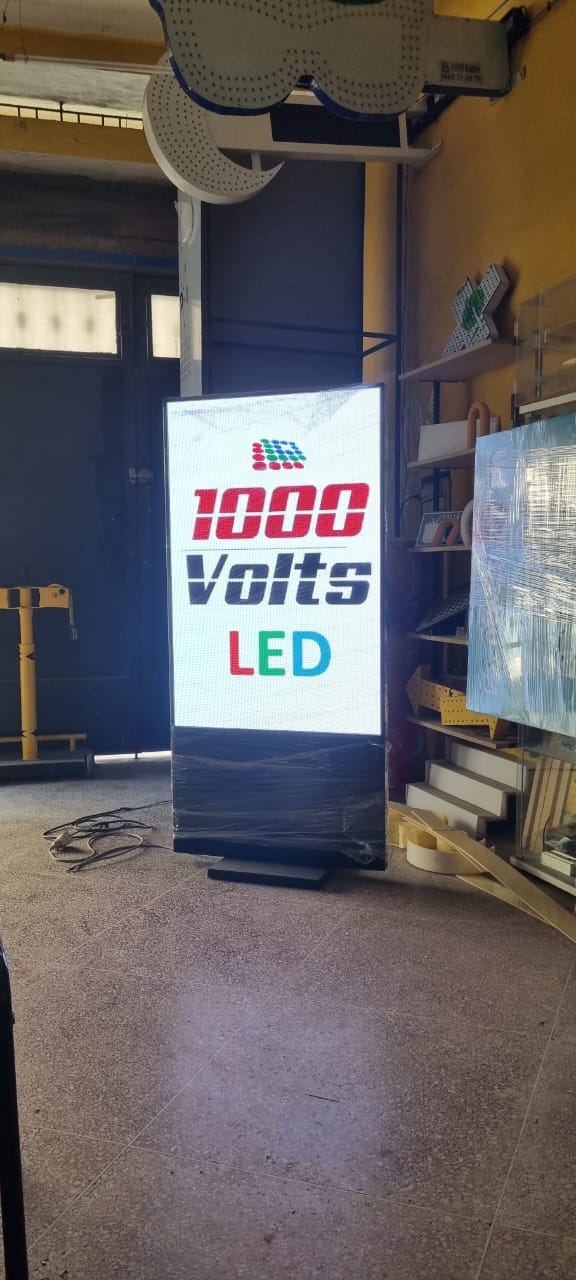 Totem publicitaire 15 WhatsApp Image 2025 10 07 at 11.01.38