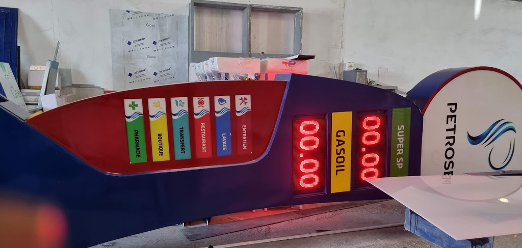 Afficheur prix carburant LED installé à l'entrée d'une station-service au Maroc